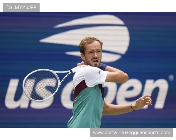 美网摄影师误闯赛场，梅德韦杰夫情绪失控